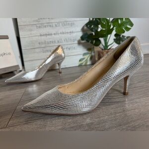 Ivanka Trump Silver Snake Textured Pointed-Toe Kitten Heel Pumps. Size 7.5
